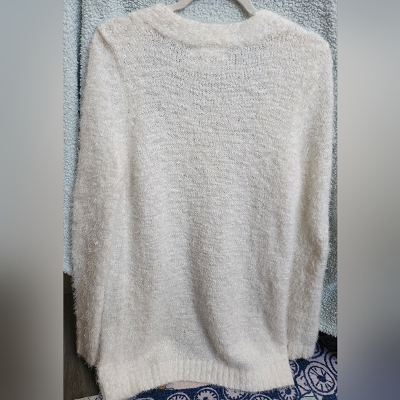 White fuzzy cardigan with front pockets. Open front - Picture 3 of 4